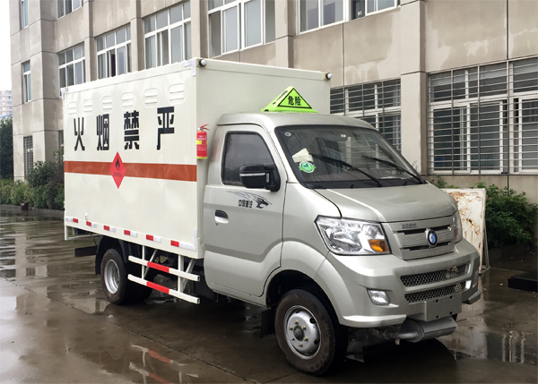 重汽王牌小型1.3噸易燃液體廂式運(yùn)輸車(chē)