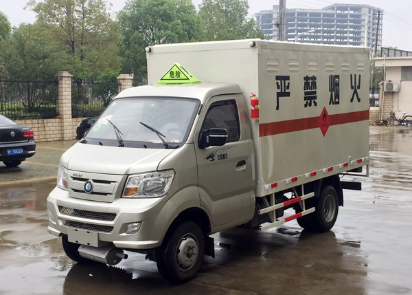 重汽王牌小型1.3噸液化氣瓶運(yùn)輸車(chē)