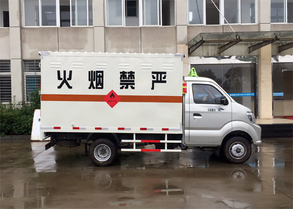 重汽王牌小型1.3噸液化氣瓶運(yùn)輸車(chē)