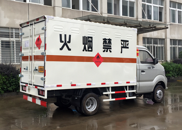 重汽王牌小型1.3噸液化氣瓶運(yùn)輸車(chē)