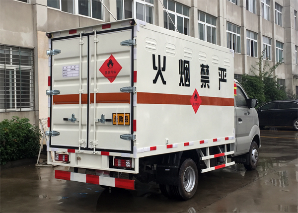 重汽王牌小型1.3噸液化氣瓶運(yùn)輸車(chē)